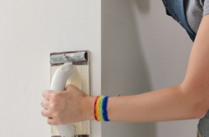 Schuren van muur met de hand